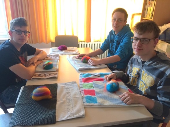 Schüler bei der Filzarbeit