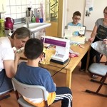 Näharbeit (vergrößerte Bildansicht wird geöffnet)
