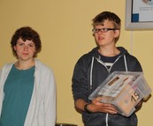 2 Schüler mit Holzprodukt
