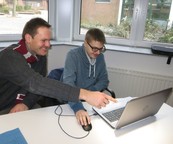 Schüler und Tester am PC