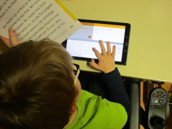 Schüler mit Tablet