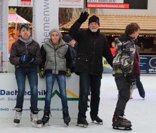 Schüler mit Lehrer auf dem Eis