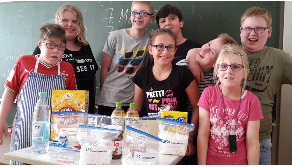 Schüler mit Lebensmitteln