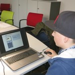 Schüler am PC (vergrößerte Bildansicht wird geöffnet)