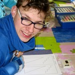 Schüler mit Arbeitsblatt (vergrößerte Bildansicht wird geöffnet)
