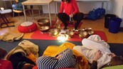 Klangschalen und Schüler