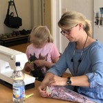 Näharbeit (vergrößerte Bildansicht wird geöffnet)