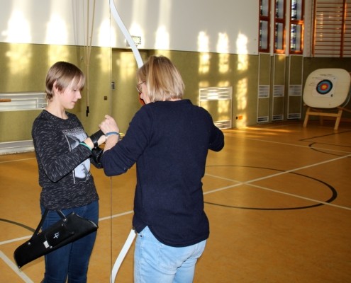 Lehrerin mit Bogenschülerin