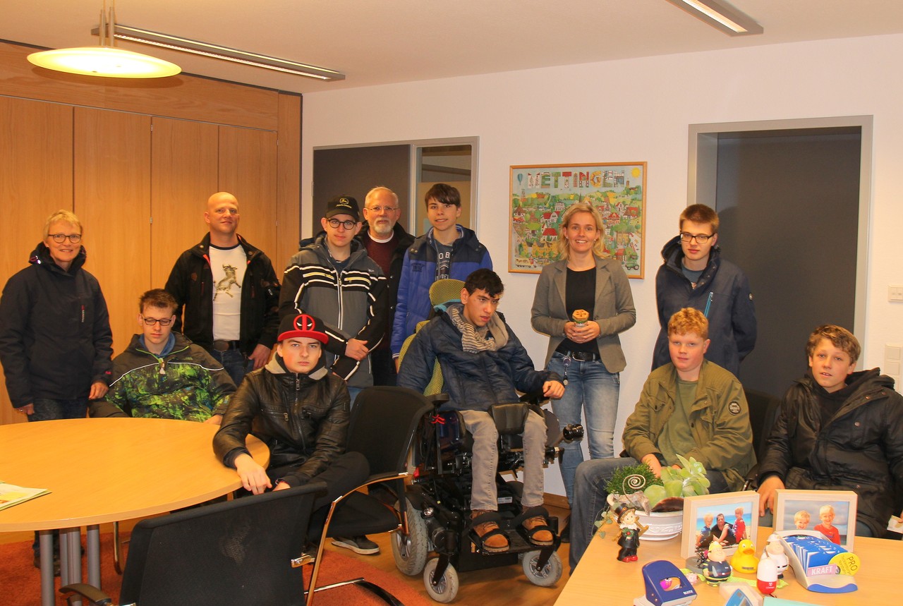 Foto von Frau Rählmann mit der Klasse 8