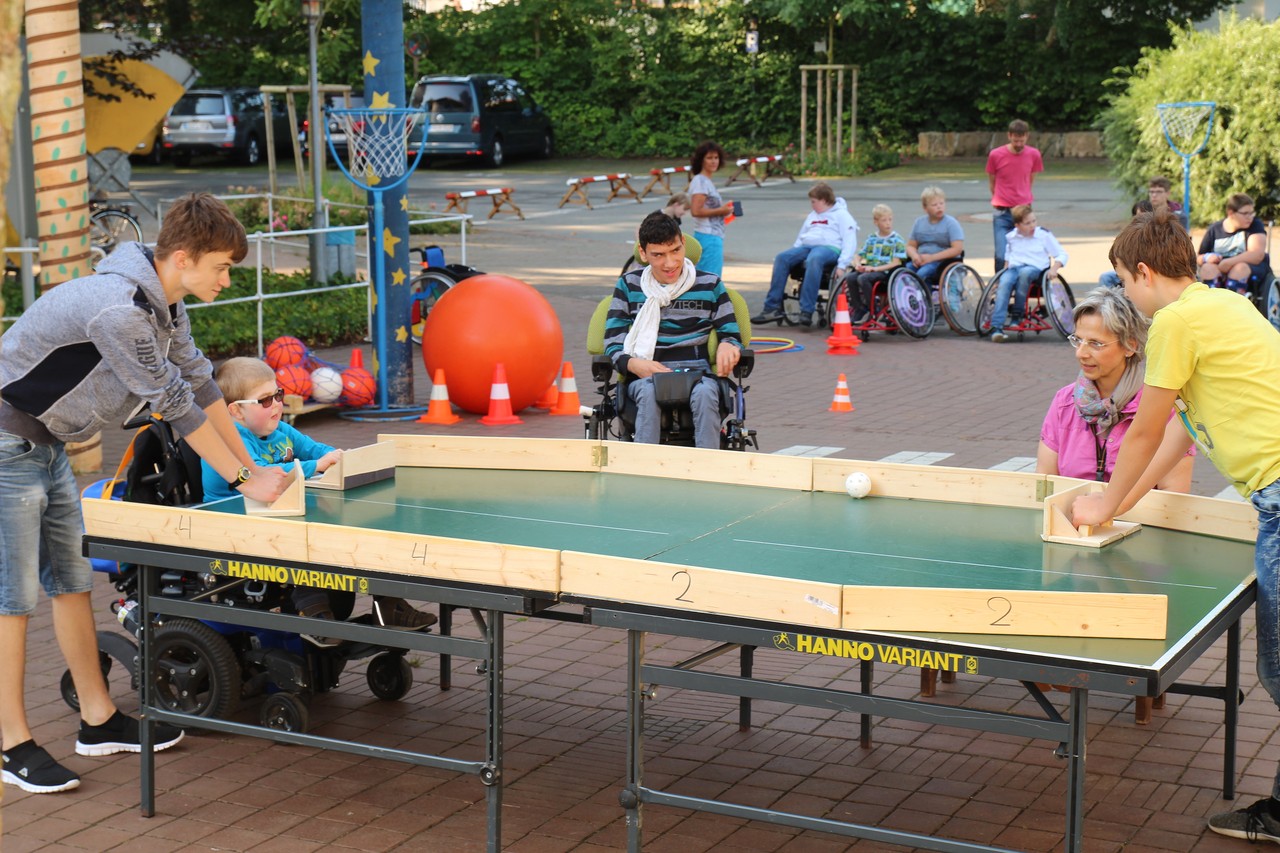 sportliche Aktivitäten auf dem Schulhof