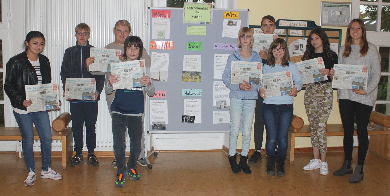 Zeitung in Pausenhalle