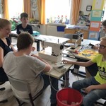 Schüler mit Textilarbeit (vergrößerte Bildansicht wird geöffnet)