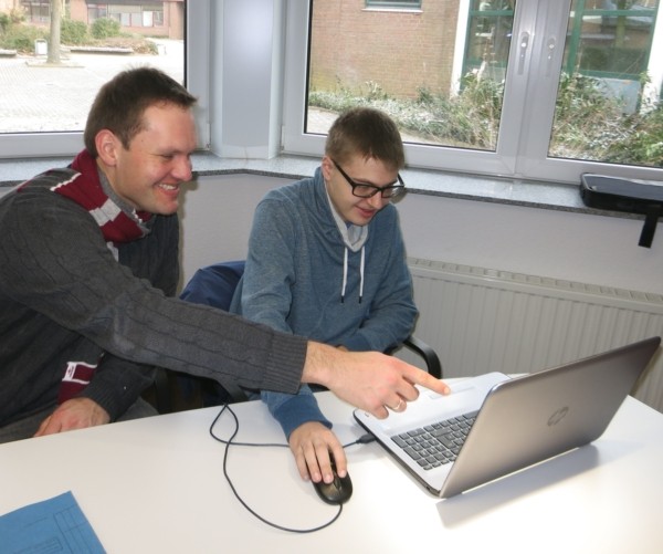Schüler und Tester am PC