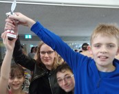 Schüler mit Pokal