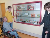 Schüler vor Vitrine