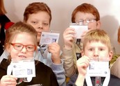 Schüler mit Urkunde
