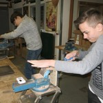 2 Schüler arbeiten am Schraubstock (vergrößerte Bildansicht wird geöffnet)