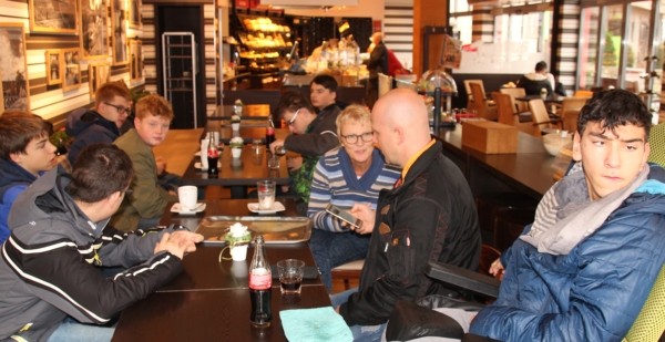 Schülersitzen im Cafe