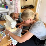 an der Nähmaschine (vergrößerte Bildansicht wird geöffnet)