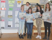Zeitung in Pausenhalle