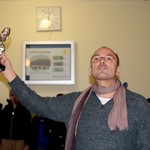 mit Pokal (vergrößerte Bildansicht wird geöffnet)