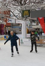 Schüler mit Lehrerin auf dem Eis (vergrößerte Bildansicht wird geöffnet)