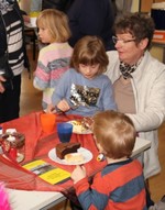 Gäste im Cafe "Zimtstern" (vergrößerte Bildansicht wird geöffnet)