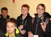 Schüler mit Pokal