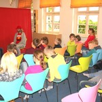 Kinder im Theater (vergrößerte Bildansicht wird geöffnet)