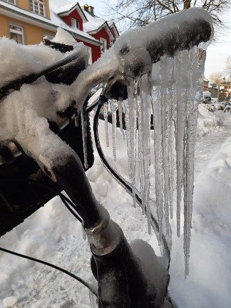 Fahrrad mit Eiszapfen