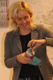 Frau Rählmann packt ihr Geschenk aus