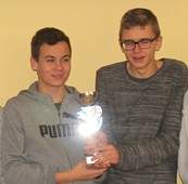 2 Spieler mit Pokal
